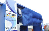 2019新款龍門往復式電腦洗車機整體熱浸鋅烤漆整機框架永不生銹。配泡棉軟刷、塑玻絲輪刷、低噪音固定式強力頂風機系統(tǒng)，設(shè)備經(jīng)久耐用。