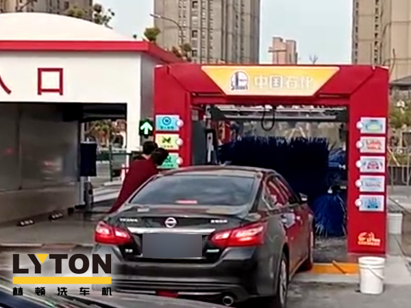 常州中石化FX-11-7雙風(fēng)機(jī)7刷電腦洗車機(jī)設(shè)備交付使用，現(xiàn)場(chǎng)排起來(lái)了長(zhǎng)龍。