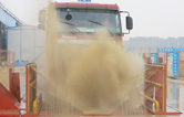 專為沖洗各類礦場運輸車輛輪胎、底盤及兩側(cè)。集水循環(huán)使用、結(jié)構(gòu)輕、安裝便等諸多優(yōu)點——林頓電腦洗車機系列格柵式洗輪機