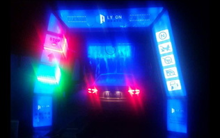 絢麗多彩，新穎潮流！藍色款隧道式電腦洗車機夜間亮燈效果