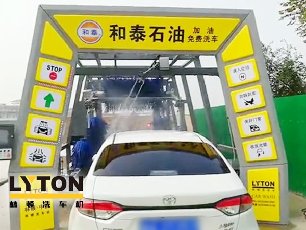 黃色款林頓FX-11系列隧道式連續(xù)全自動(dòng)洗車(chē)機(jī)設(shè)備，外表高壓沖洗、仿型超柔刷洗、輪刷清洗等，眾多客戶選擇！