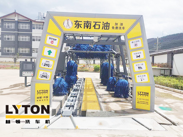 黃色款林頓FX-11系列隧道式連續(xù)全自動(dòng)洗車(chē)機(jī)設(shè)備，外表高壓沖洗、仿型超柔刷洗、輪刷清洗等，眾多客戶選擇！