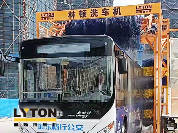 為乘客打造整潔乘車環(huán)境,如東暢行公交配置林頓3刷大巴全自動洗車機