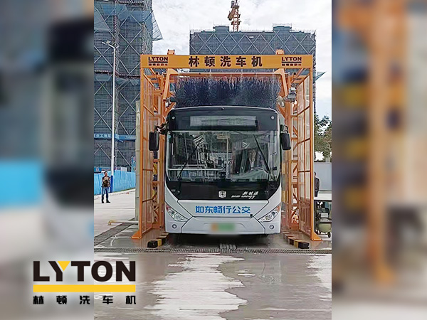 為乘客打造整潔乘車環(huán)境,如東暢行公交配置林頓3刷大巴全自動洗車機