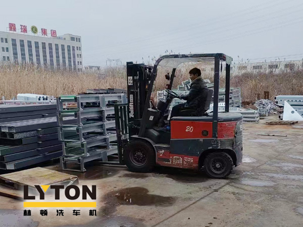 眾多加油站及公司自動(dòng)洗車設(shè)備的供應(yīng)商！品質(zhì)肯定！林頓全自動(dòng)洗車機(jī)發(fā)貨現(xiàn)場(chǎng)