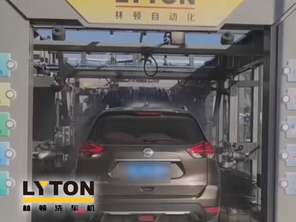 江南古鎮(zhèn)周莊網(wǎng)紅打卡加油站全自動洗車機(jī)安裝完工！現(xiàn)調(diào)試洗車！